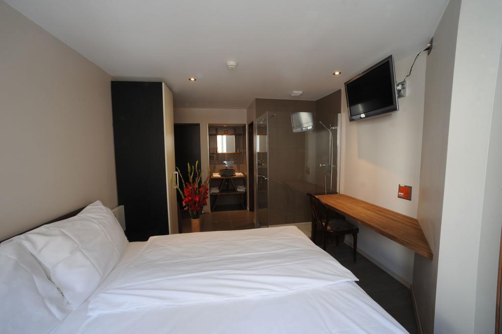Chez Gilles Hotel Resto Bar Sa La Chaux De Fonds Room photo